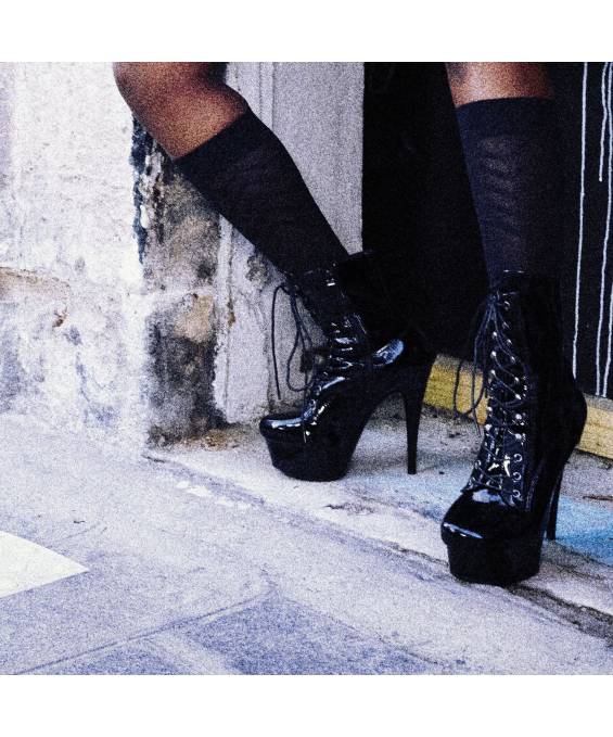 BOTTINES VINYLE NOIR PLATE FORME LACET